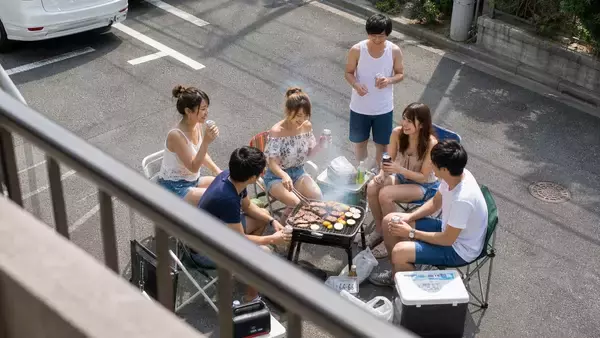 「アパートの前で大学生集団がBBQ。あまりに騒がしいので注意したら「あなたに注意される筋合いはありませ〜ん」と煽られ…警察に通報した結果／「公道だから自由」は大きな勘違い」の画像