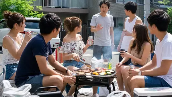 「アパートの前で大学生集団がBBQ。あまりに騒がしいので注意したら「あなたに注意される筋合いはありませ〜ん」と煽られ…警察に通報した結果／「公道だから自由」は大きな勘違い」の画像