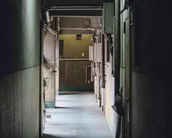 廊下に全裸の老人、エレベーターに尿…“住人のいる廃墟”と化す老朽マンションの惨状。修繕も建て替えも進まないワケ