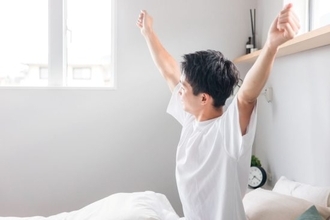 日本人の8割超が「疲れを感じている」。リカバリーウェアや高級枕だけでは足りない“疲労回復の7つのカギ”