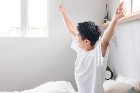 日本人の8割超が「疲れを感じている」。リカバリーウェアや高級枕だけでは足りない“疲労回復の7つのカギ”