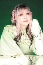 “衝撃のデビュー”から28年、IZAMの現在。ブレイク時は「1〜2時間しか寝られなかった」苦しかった“葛藤”も明かす