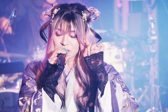 “衝撃のデビュー”から28年、IZAMの現在。ブレイク時は「1〜2時間しか寝られなかった」苦しかった“葛藤”も明かす