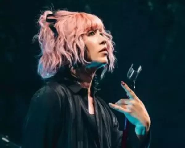 「“衝撃のデビュー”から28年、IZAMの現在。ブレイク時は「1〜2時間しか寝られなかった」苦しかった“葛藤”も明かす」の画像