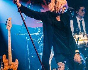 “衝撃のデビュー”から28年、IZAMの現在。ブレイク時は「1〜2時間しか寝られなかった」苦しかった“葛藤”も明かす