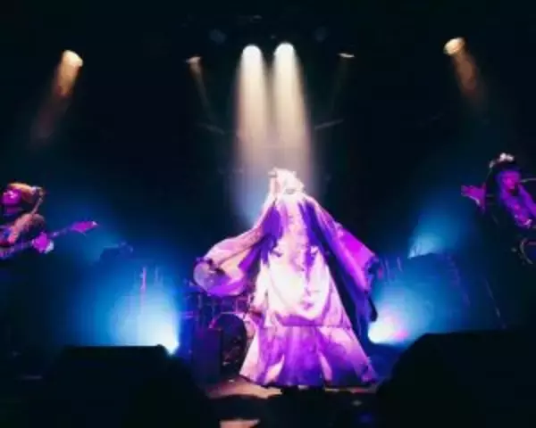 「“衝撃のデビュー”から28年、IZAMの現在。ブレイク時は「1〜2時間しか寝られなかった」苦しかった“葛藤”も明かす」の画像