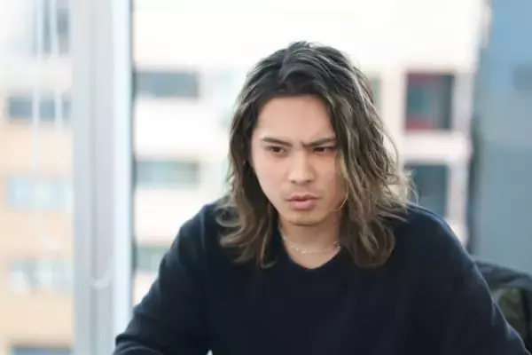 「元NEWS・草野博紀が明かす、“グループ脱退まで”と“その後の人生”。週刊誌報道には「『終わった』という言葉しか…」」の画像