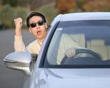 「ボロボロの軽自動車にあおり運転する若者2人組が、降りてきた運転手に「速攻で土下座した」ワケ…一発で免許取消しも、最新の厳罰事情」の画像1
