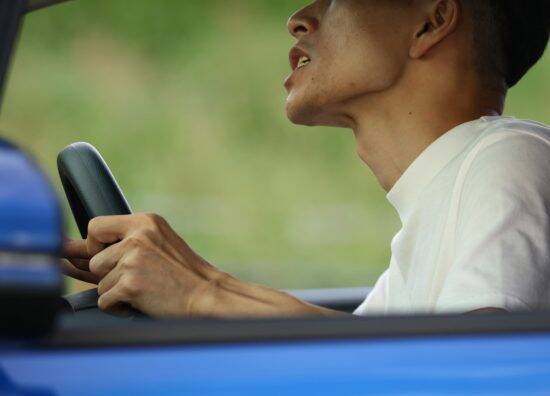 ボロボロの軽自動車にあおり運転する若者2人組が、降りてきた運転手に「速攻で土下座した」ワケ…一発で免許取消しも、最新の厳罰事情