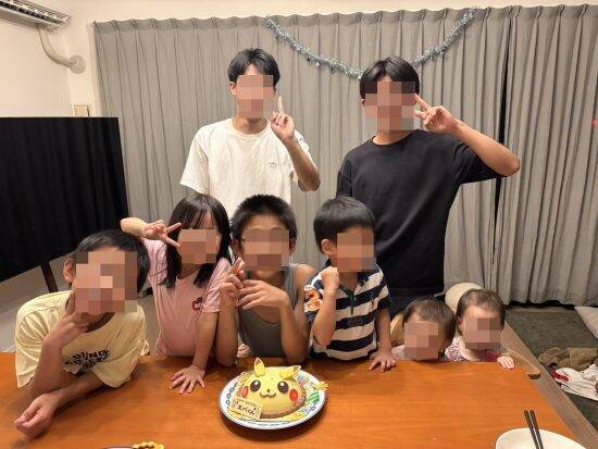 「米は月45キロ消費、洗濯機は1日3回」8人の子どもと暮らす、“10人家族の母”を直撃。子どもが増えるたび「楽になった」ワケ