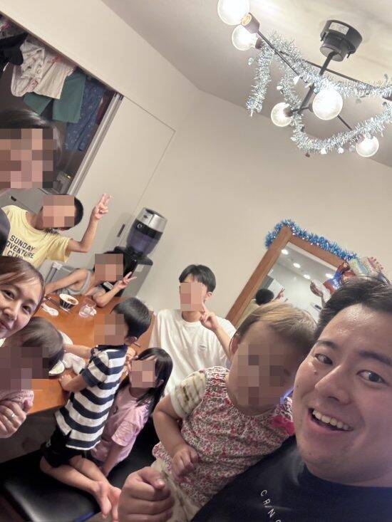 「米は月45キロ消費、洗濯機は1日3回」8人の子どもと暮らす、“10人家族の母”を直撃。子どもが増えるたび「楽になった」ワケ