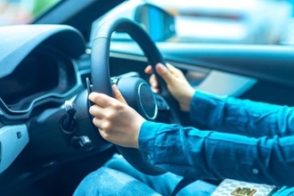 「小学校の通学路」であおり運転をする犯人のまさかの正体に愕然…普段は「真面目で腰が低い」と評判だった