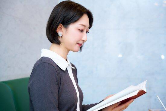 「すべてを捨てていい。クビになってもいい」カンテレ竹上萌奈アナが、進行役の立場を捨てて大喜利に挑んだ“真意”