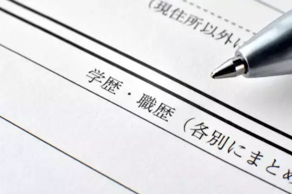 「AIに「転職したい」と相談して仕事を辞めた52歳男性の後悔。「書類選考すら通らない日々」年収200万円減に」の画像