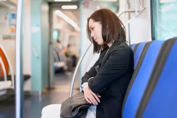 電車で眠っていたら「口の中に指を突っ込まれた」26歳女性の恐怖体験「いまだに思い出しては悔しい気分になる」