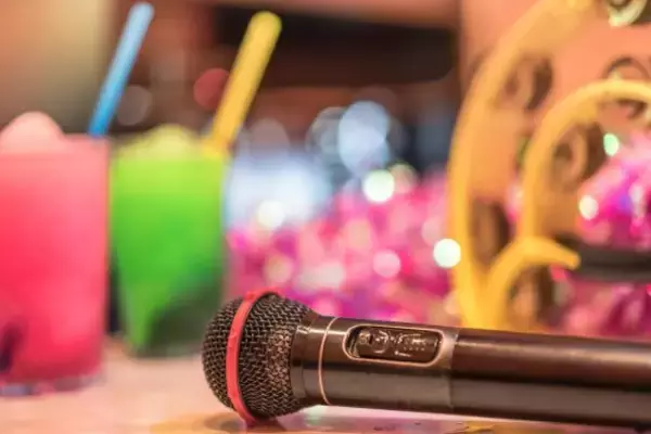 正月の帰省で田舎の“当たり前”に違和感。居酒屋やカラオケの支払いで「子なしの私も子連れと同額の“割り勘”で」