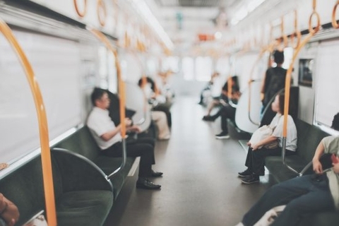 「いい加減にせぇよ」電車で“口を押さえず咳をする”若者に、隣に座った“ヤカラっぽい男性”が放った見事な一言