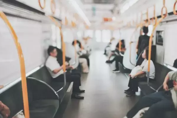 「いい加減にせぇよ」電車で“口を押さえず咳をする”若者に、隣に座った“ヤカラっぽい男性”が放った見事な一言