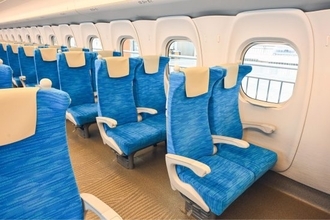 「図々しいな、無理だよ」新幹線で荷物棚を占領する男性に下った天罰。その後、乗客に頭を下げて荷物を移動させたワケ