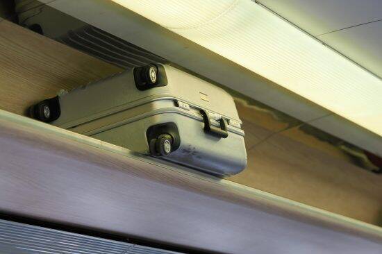 「図々しいな、無理だよ」新幹線で荷物棚を占領する男性に下った天罰。その後、乗客に頭を下げて荷物を移動させたワケ