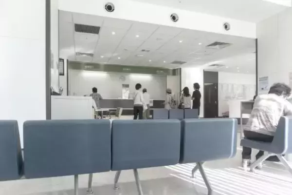 「どれだけ待たせれば気がすむんだ！」病院で怒鳴る高齢男性を黙らせた“小学生の一言”。「ドラマのワンシーンみたいでした」