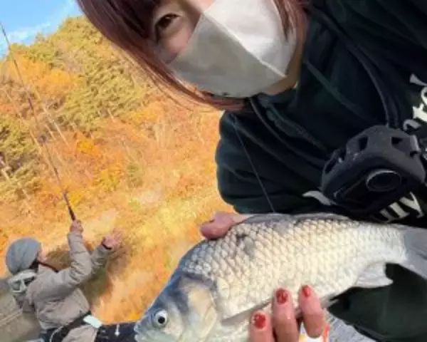「「釣れる魚は増えたけど、友達は減った」現役OL釣りYouTuberが“会社を辞めない”理由」の画像