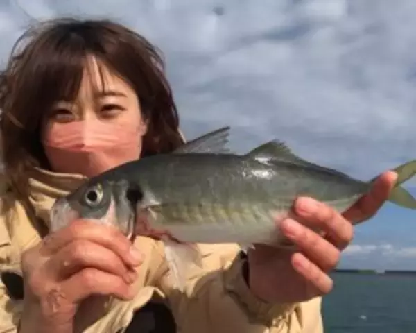 「「釣れる魚は増えたけど、友達は減った」現役OL釣りYouTuberが“会社を辞めない”理由」の画像