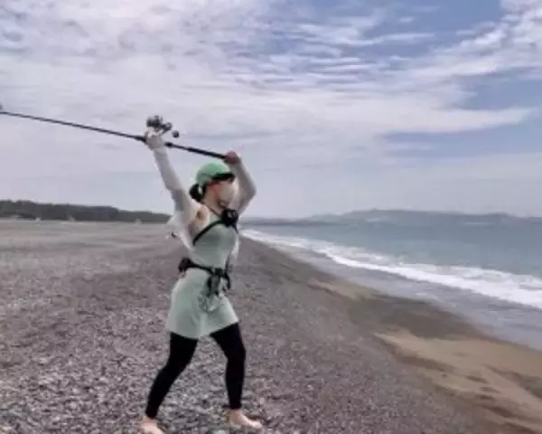 「「釣れる魚は増えたけど、友達は減った」現役OL釣りYouTuberが“会社を辞めない”理由」の画像