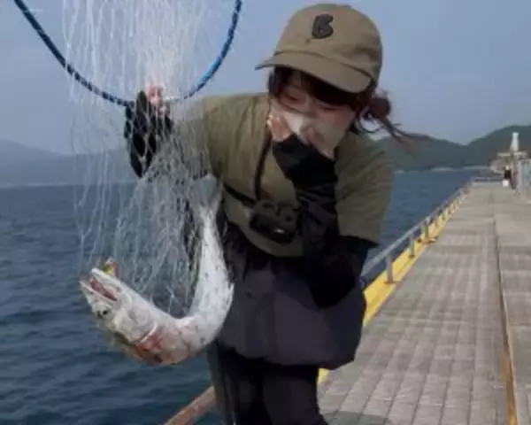 「「釣れる魚は増えたけど、友達は減った」現役OL釣りYouTuberが“会社を辞めない”理由」の画像