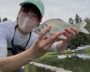 「釣れる魚は増えたけど、友達は減った」現役OL釣りYouTuberが“会社を辞めない”理由