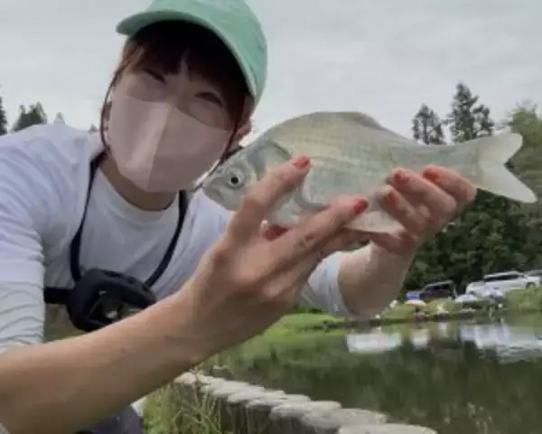 「「釣れる魚は増えたけど、友達は減った」現役OL釣りYouTuberが“会社を辞めない”理由」の画像