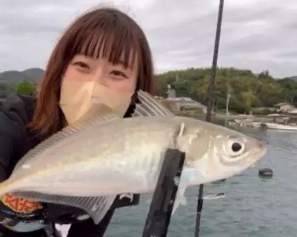 「「釣れる魚は増えたけど、友達は減った」現役OL釣りYouTuberが“会社を辞めない”理由」の画像