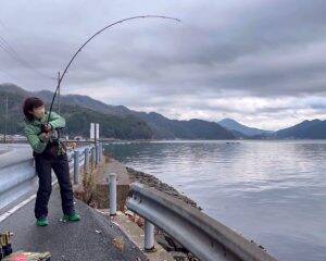 「釣れる魚は増えたけど、友達は減った」現役OL釣りYouTuberが“会社を辞めない”理由