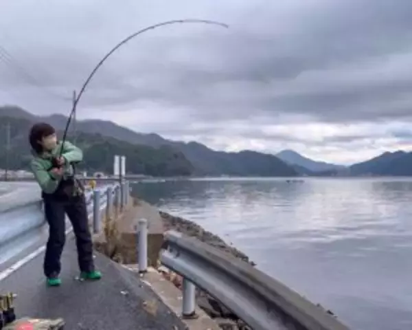 「「釣れる魚は増えたけど、友達は減った」現役OL釣りYouTuberが“会社を辞めない”理由」の画像