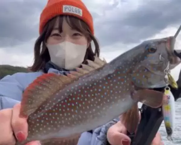 「「釣れる魚は増えたけど、友達は減った」現役OL釣りYouTuberが“会社を辞めない”理由」の画像