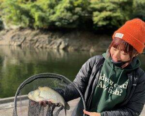 「釣れる魚は増えたけど、友達は減った」現役OL釣りYouTuberが“会社を辞めない”理由