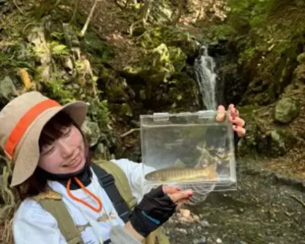 「「釣れる魚は増えたけど、友達は減った」現役OL釣りYouTuberが“会社を辞めない”理由」の画像