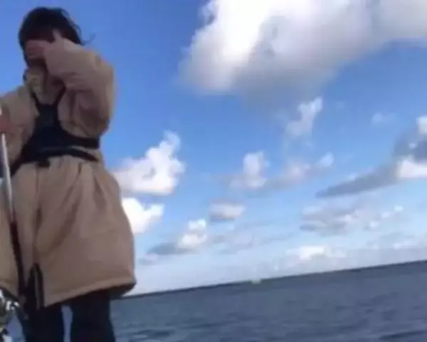 「「釣れる魚は増えたけど、友達は減った」現役OL釣りYouTuberが“会社を辞めない”理由」の画像