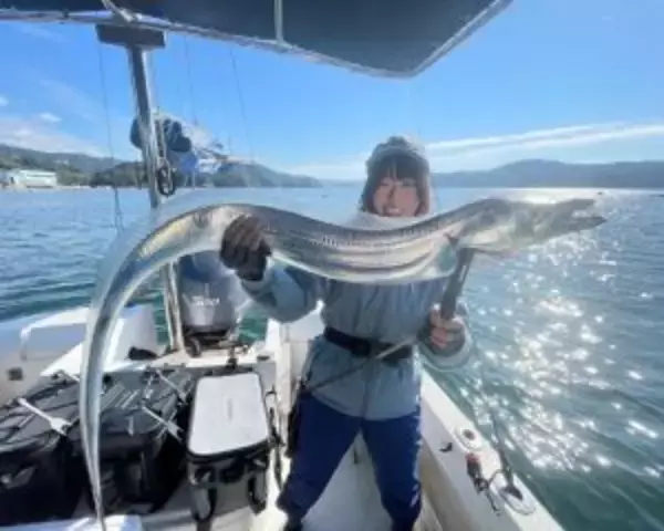 「「釣れる魚は増えたけど、友達は減った」現役OL釣りYouTuberが“会社を辞めない”理由」の画像