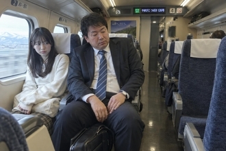 新幹線の車内、逃げ場がない座席で女子大生が感じた恐怖「知らない男性と距離が近づいて…」／駅や電車内でお酒が絡むトラブルは何件起きているのか調べてみた