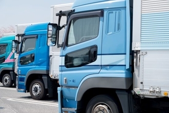 猛スピードであおり運転してきたトラックの“社名”を警察に通報。サングラス姿の運転手の末路は…――年末年始ベスト