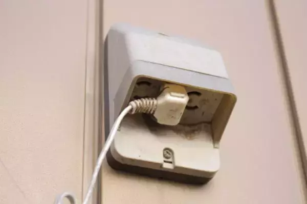 隣に住む老夫婦が「勝手に自宅のコンセントを使っている」ことが発覚！証拠画像を突きつけた結果…――3連休ベスト