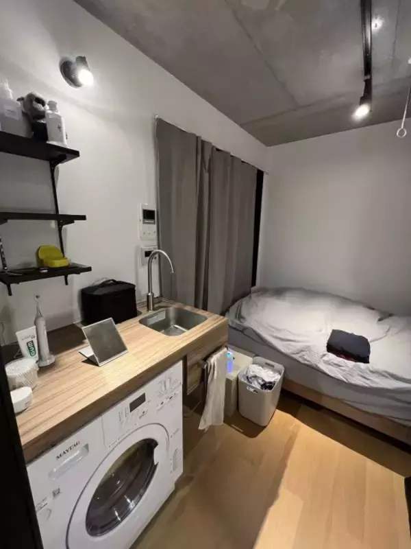 “狭すぎる物件”に5年住み続ける30歳男性が明かす、驚きの暮らし「貯金は最高3000万円ほど」「スーツ以外の服は持っていない」