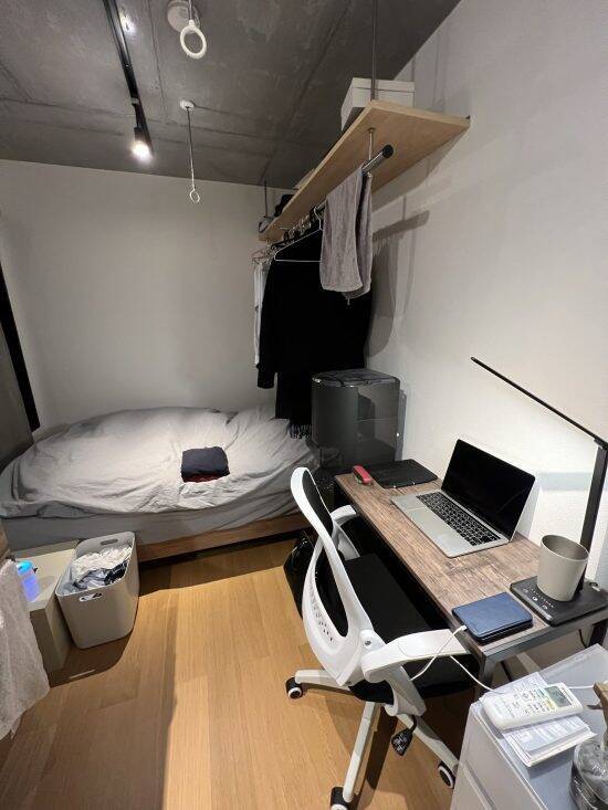 “狭すぎる物件”に5年住み続ける30歳男性が明かす、驚きの暮らし「貯金は最高3000万円ほど」「スーツ以外の服は持っていない」