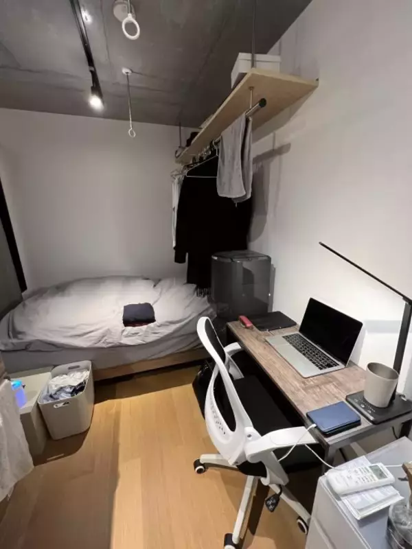 「“狭すぎる物件”に5年住み続ける30歳男性が明かす、驚きの暮らし「貯金は最高3000万円ほど」「スーツ以外の服は持っていない」」の画像