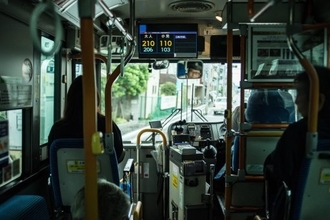 「私はおばあちゃんだからいいのよ」バスの車内でやりたい放題。周囲が困惑した高齢女性の迷惑行為の数々
