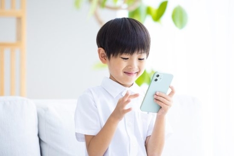 EU「15歳未満SNS禁止」の本当の狙い。無限スクロールまで規制する“KIDS Act”の衝撃