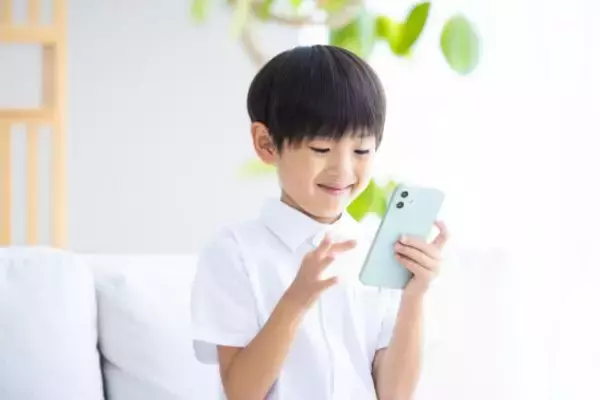 EU「15歳未満SNS禁止」の本当の狙い。無限スクロールまで規制する“KIDS Act”の衝撃
