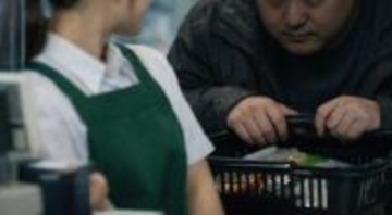 「笑顔で接客しただけなのに…」女子高生バイトに“勘違い”した中年男性客。待ち伏せされて言われた“恐怖の一言”とは