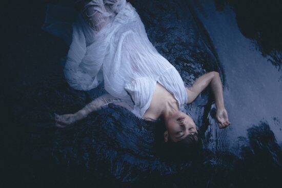 親に勘当され、会社も辞めて上京…28歳女性がヌードモデルになったワケ「卒アルの撮影でも逃げ回るぐらい写真は苦手でした」